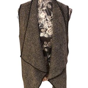 Rebecca Elliot size  medium black & white stripe knit vest with waterfall